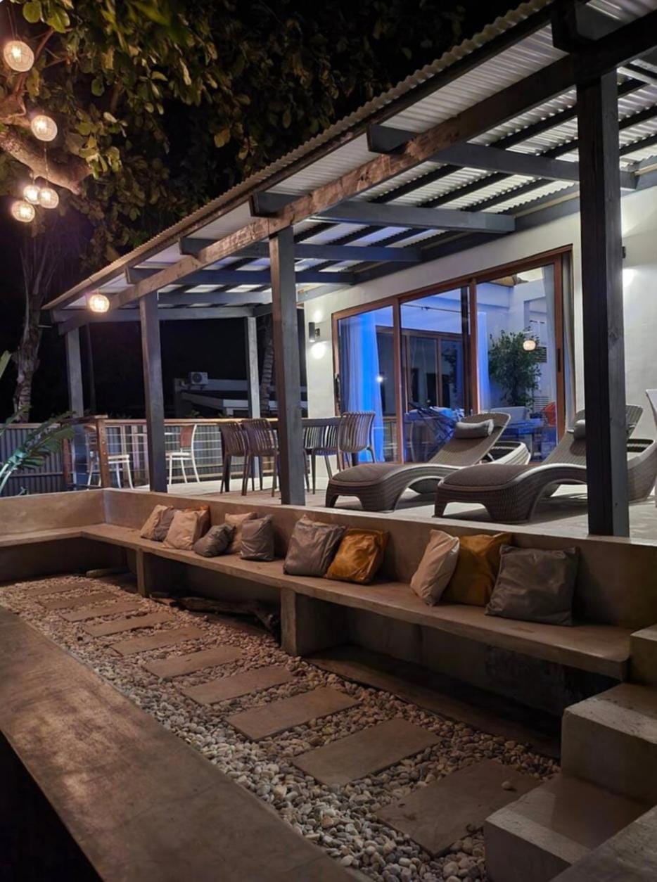 Beachfront Royal Villa 1 - Optional Jacuzzi House in Calabarzon