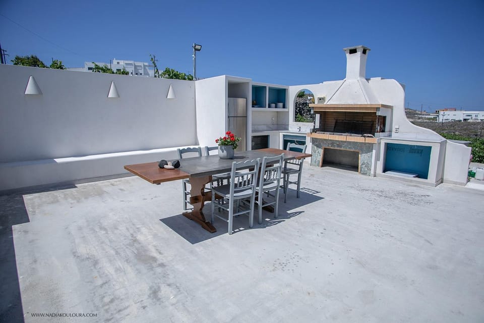 Property building, Patio, Day, BBQ facilities, Balcony/Terrace, Dining area