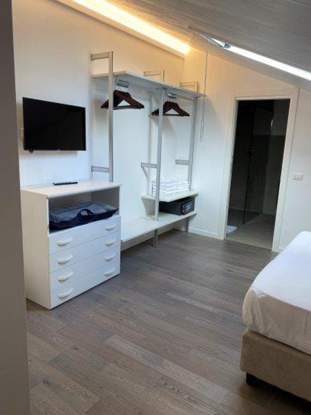 Bed, TV and multimedia, Bedroom, wardrobe