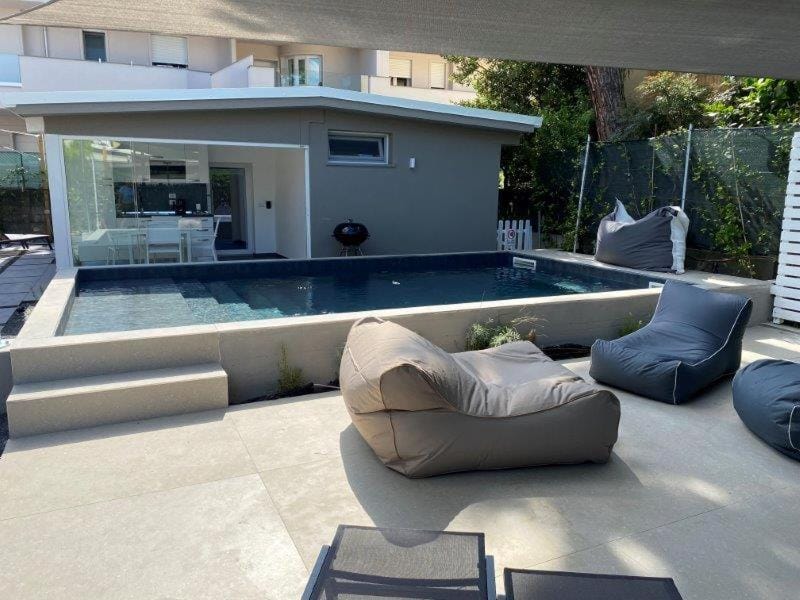 Hot Tub, Swimming pool