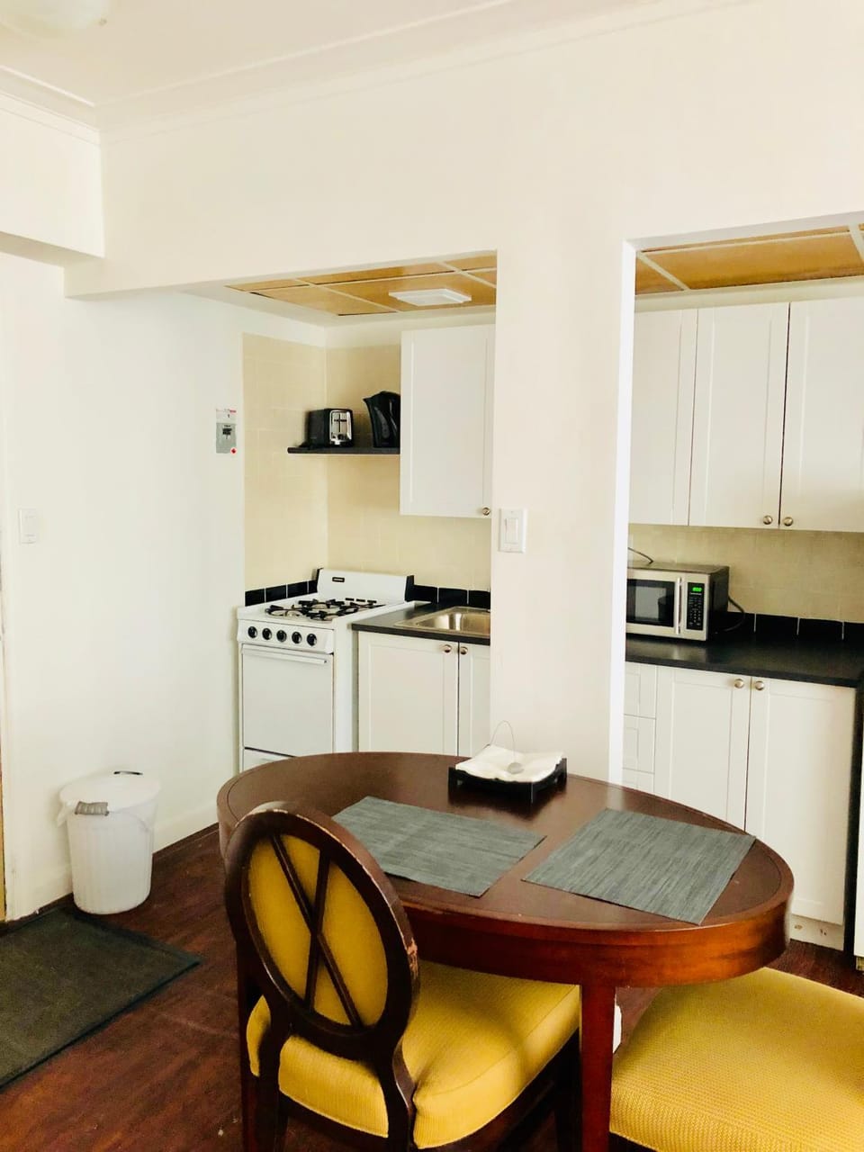 Stylish Montreal Apartment: Comfortable Stay in the Golden Square Mile Apartment in Montreal