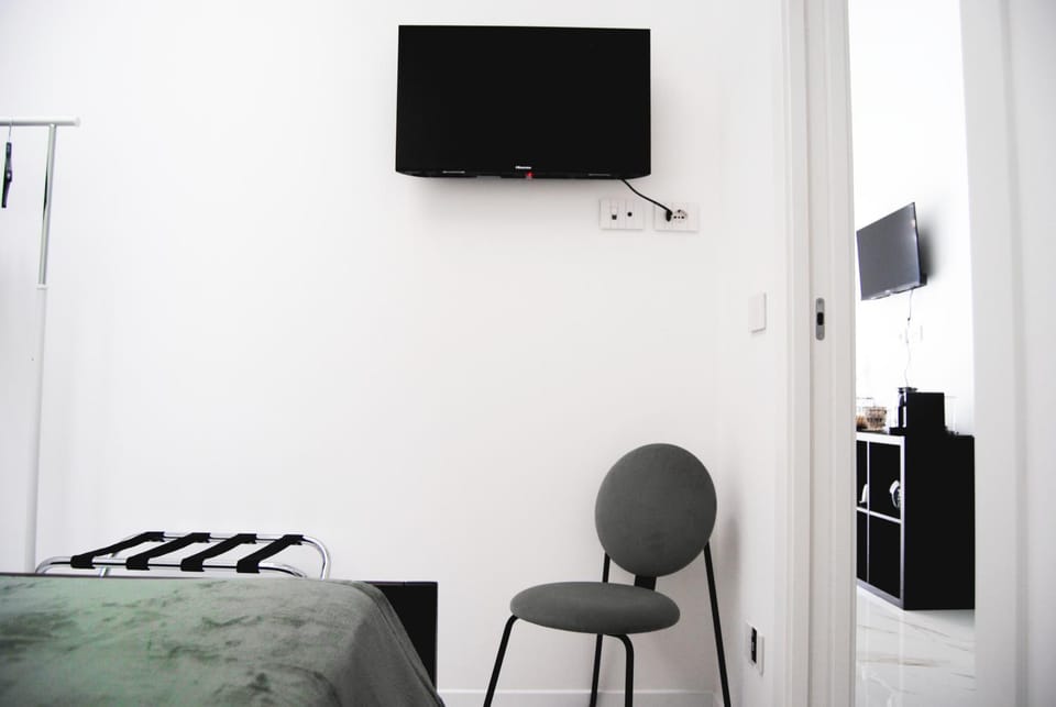 Bed, TV and multimedia, Photo of the whole room, Bedroom