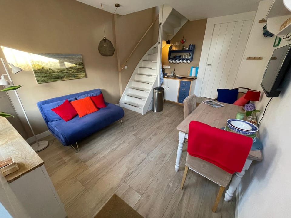 Kitchen or kitchenette, Living room, Seating area