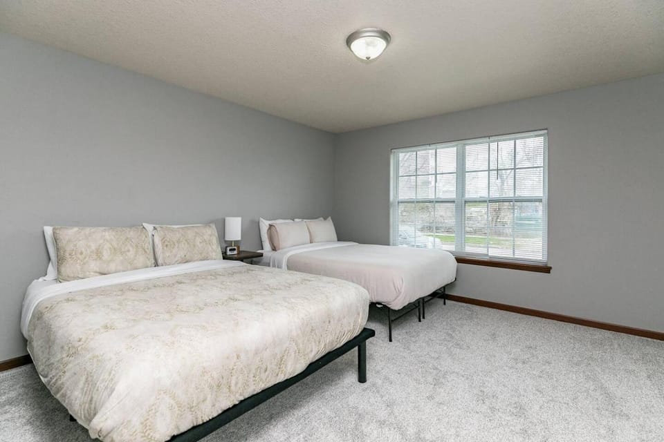 Stadium House - Next to Kernels/Roughriders Arena House in Cedar Rapids