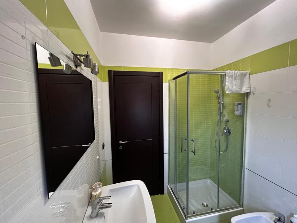 Shower, Toilet, Bathroom, towels