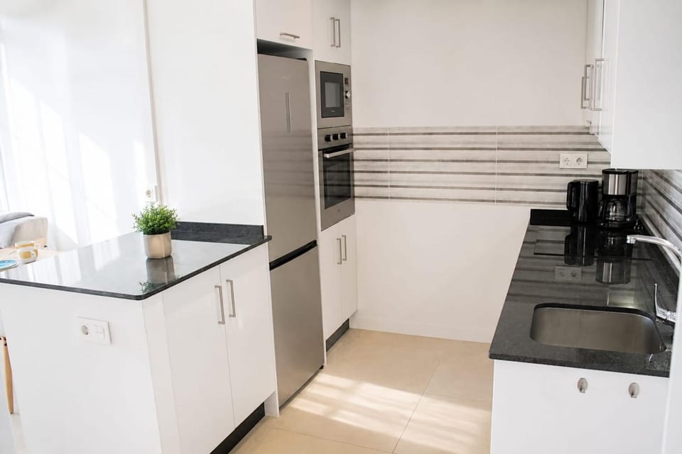 Coffee/tea facilities, Kitchen or kitchenette, dishwasher, microwave, oven, toaster