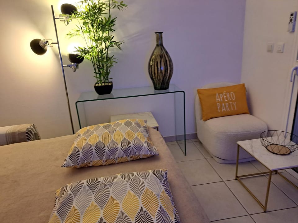 Bed, Living room