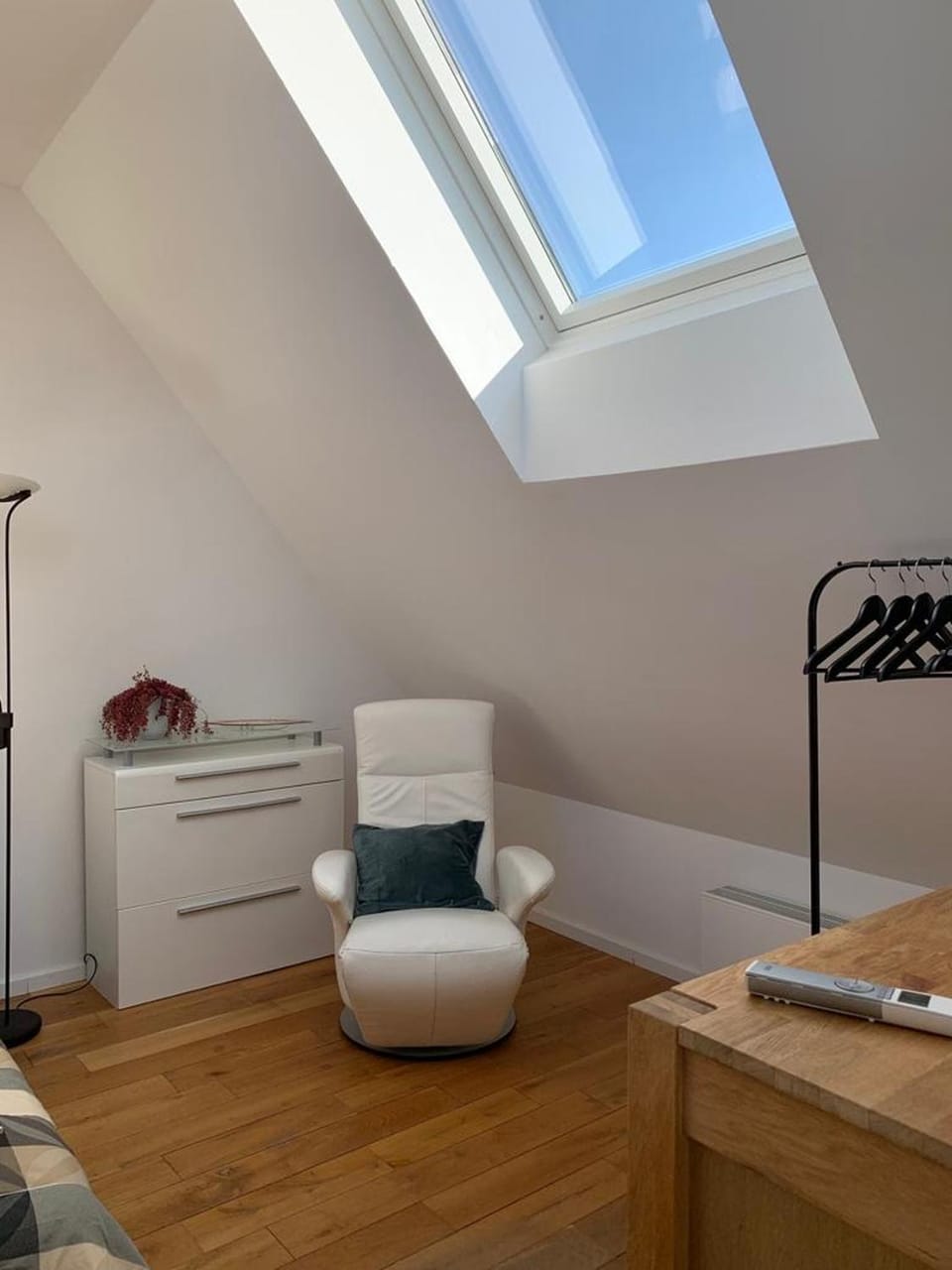 Bed, Seating area, Bedroom