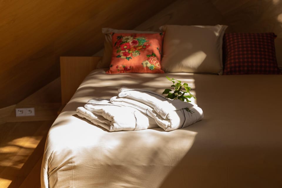 Bed, Bedroom, towels