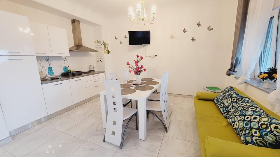 Kitchen or kitchenette, Seating area, Dining area