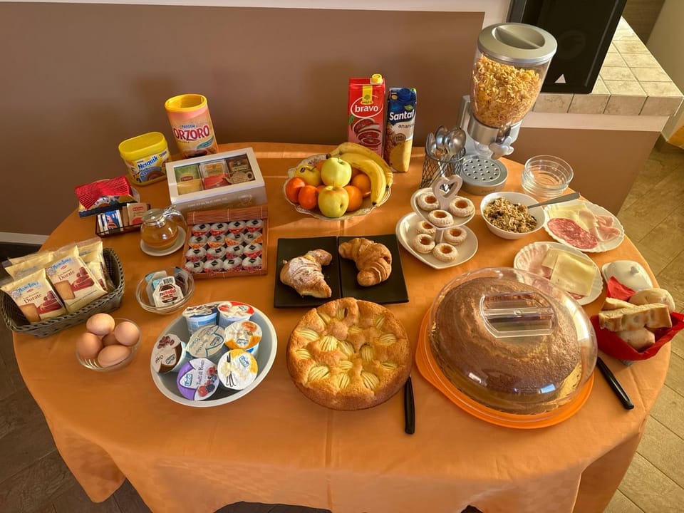 Food and drinks, Food, Breakfast, Continental breakfast, Buffet breakfast