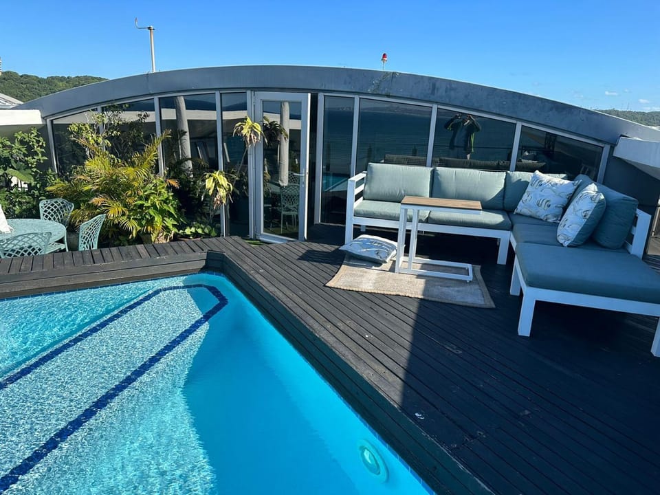 Patio, Swimming pool, sunbed