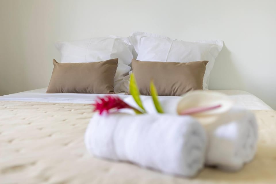 Bed, Bedroom, towels