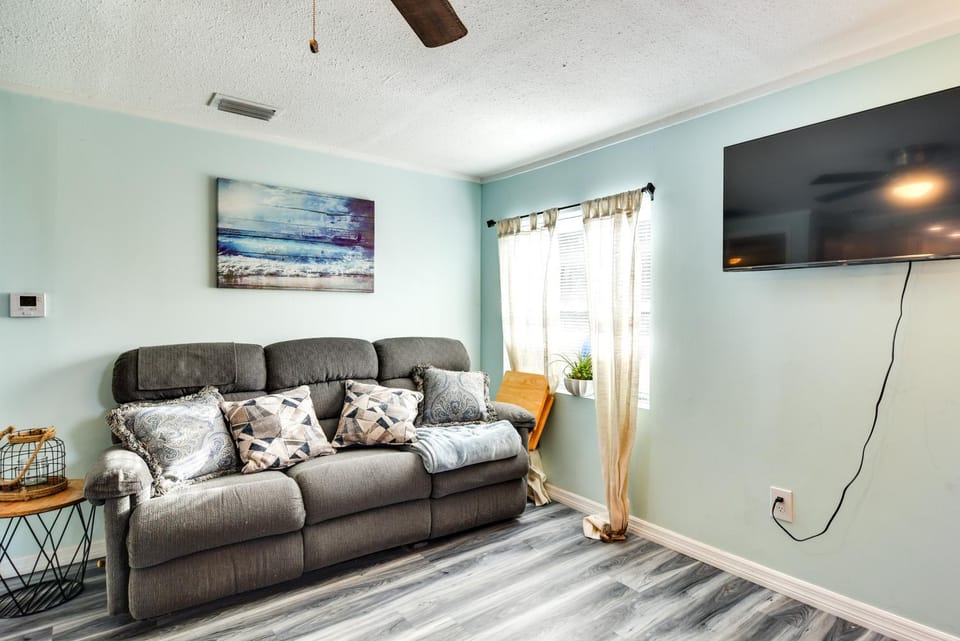 3 Mi to Beach: Remodeled Seminole Apt w/ Yard! Apartment in Seminole