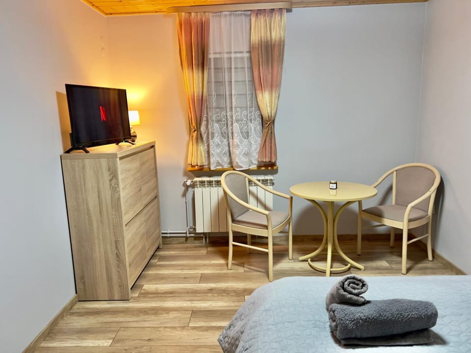 Bed, TV and multimedia, Photo of the whole room, Seating area, Bedroom, hair dresser, towels