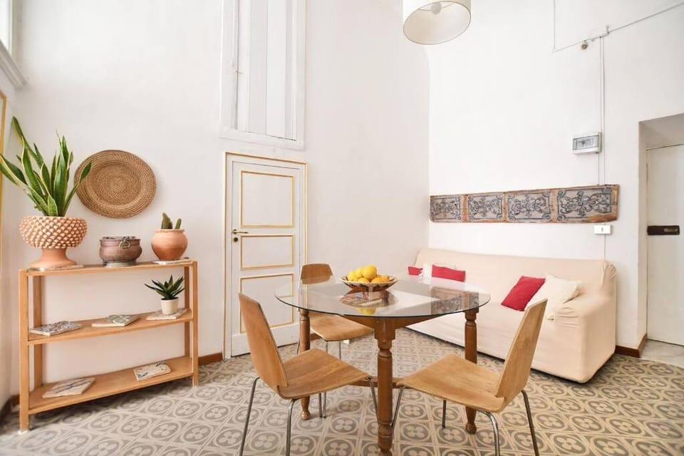 Seating area, Dining area