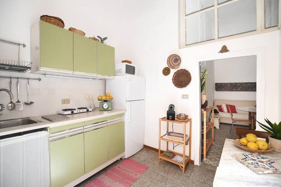 Kitchen or kitchenette, minibar