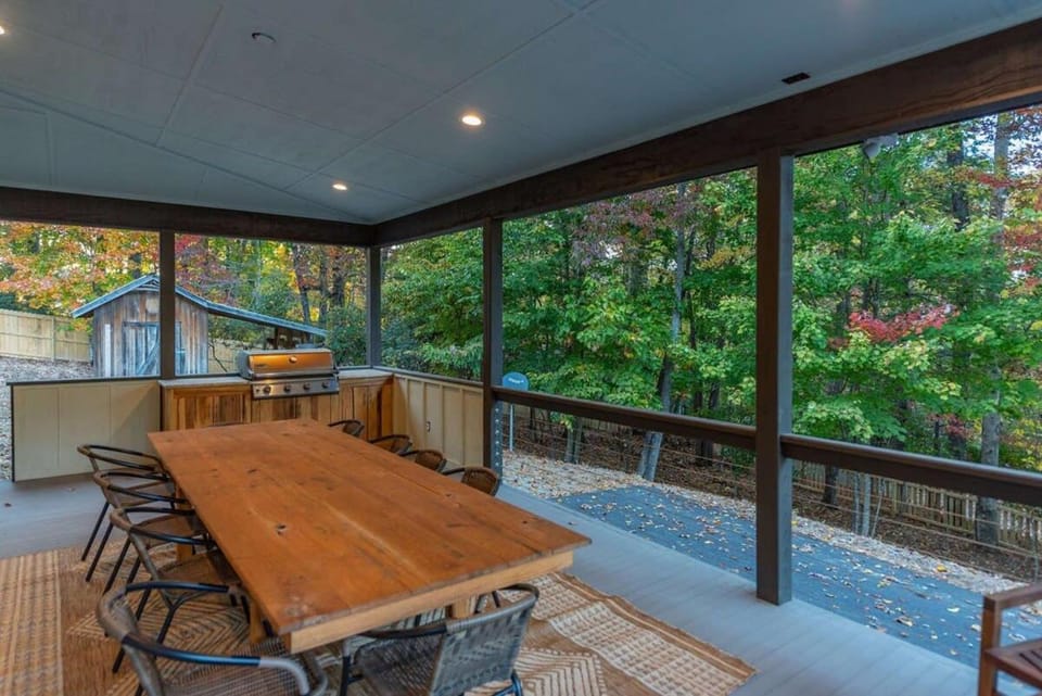 Near Asheville Hot Tub Fire Pit BBQ Sleeps 10 House in Mills River