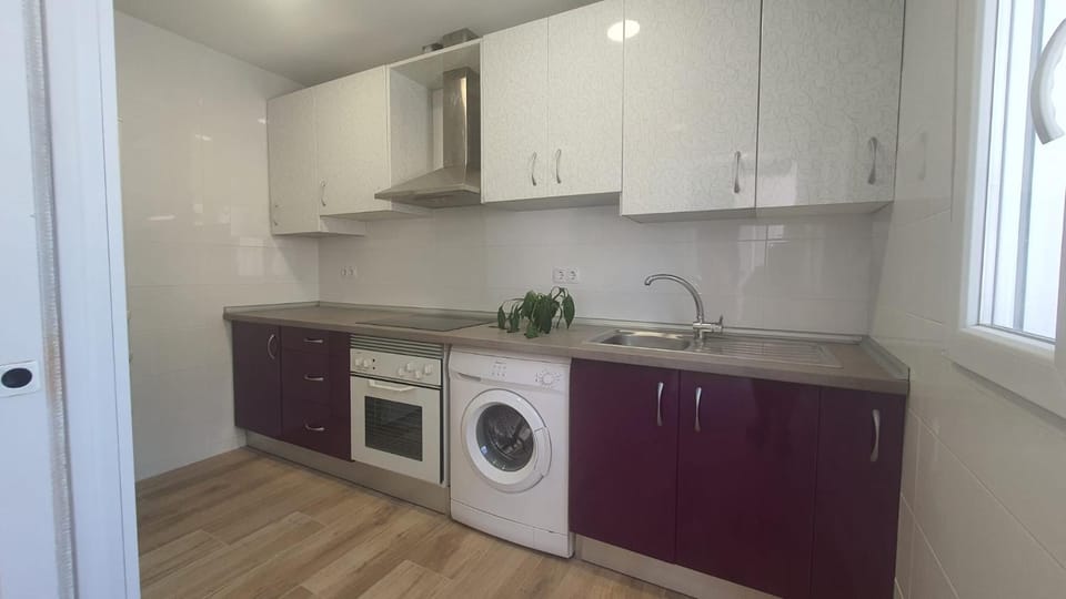 Kitchen or kitchenette, pet friendly, stove, washing machine
