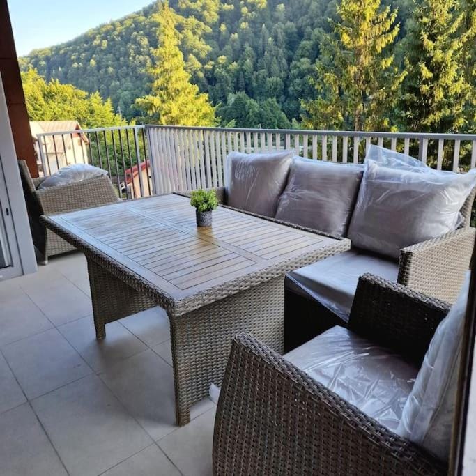 Day, Natural landscape, Balcony/Terrace, Seating area, Dining area, Mountain view
