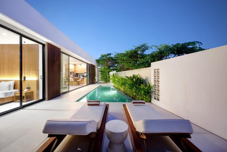 Pool view, Swimming pool, sunbed