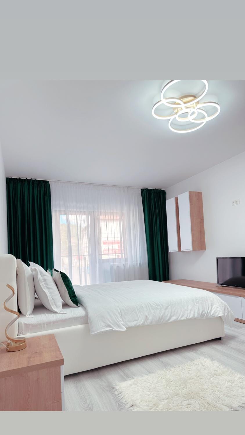 Bed, TV and multimedia, Photo of the whole room, Seating area, Bedroom