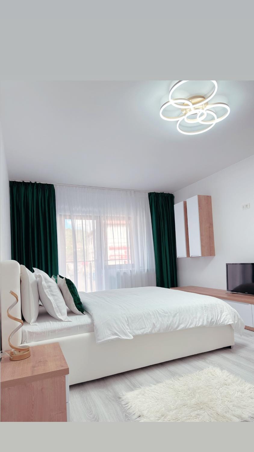 Bed, Photo of the whole room, Seating area, Bedroom