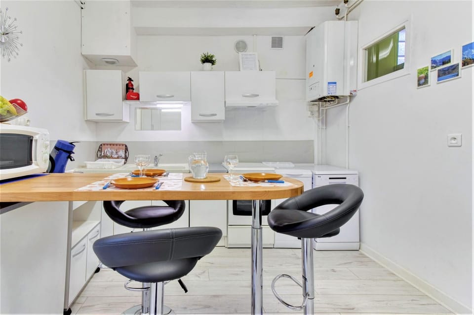Kitchen or kitchenette, Living room, Seating area, Dining area, minibar, pet friendly, stove, toaster
