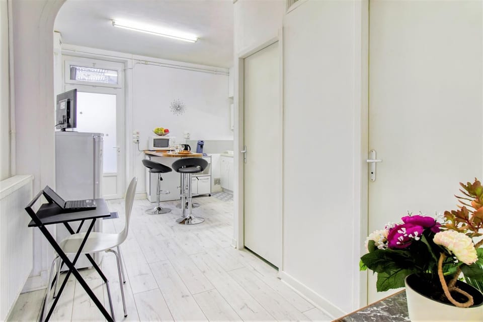 People, Game Room, Bathroom, Kitchen or kitchenette, Fitness centre/facilities, Seating area, Dining area, Sports, Quiet street view, dishwasher