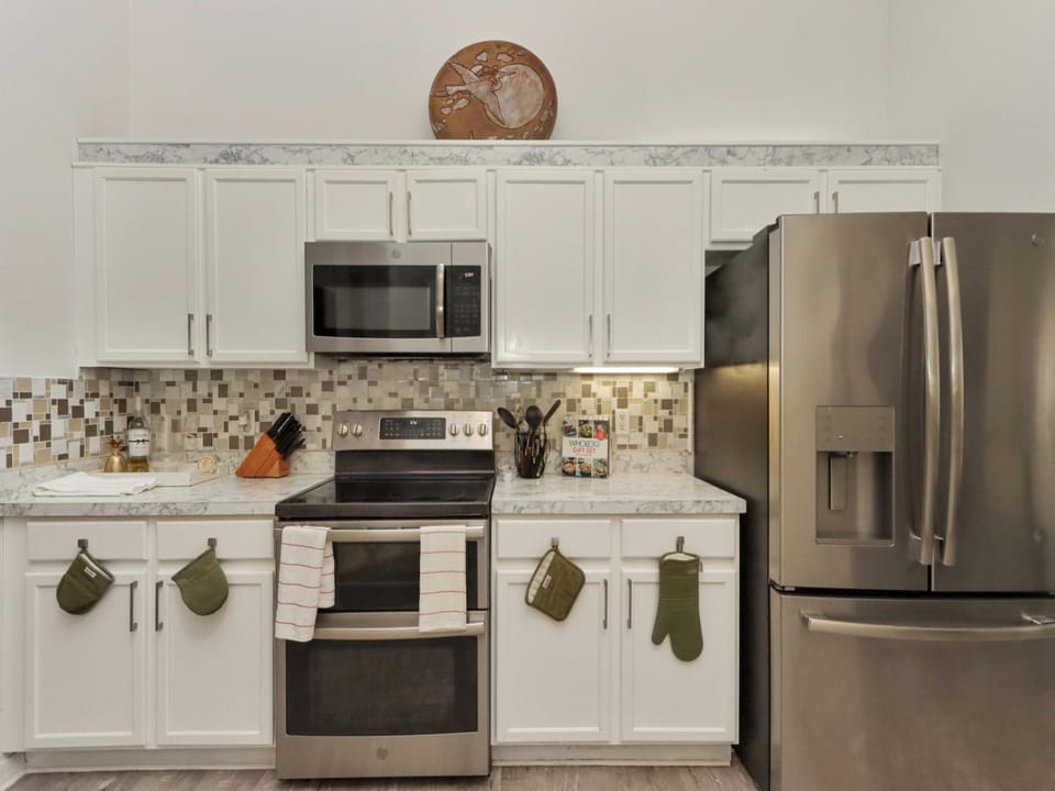 Kitchen or kitchenette, minibar