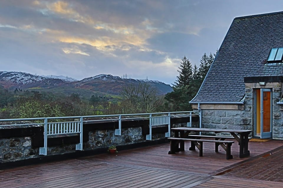 Property building, Natural landscape, Balcony/Terrace, Mountain view