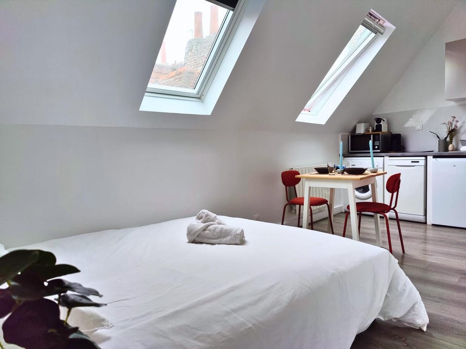 Bed, Kitchen or kitchenette, Photo of the whole room, Bedroom, towels, towels