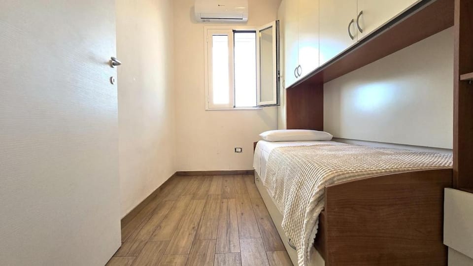 Bed, Photo of the whole room, Bedroom, wardrobe, air conditioner
