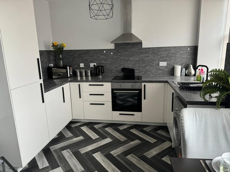 Coffee/tea facilities, Kitchen or kitchenette, stove