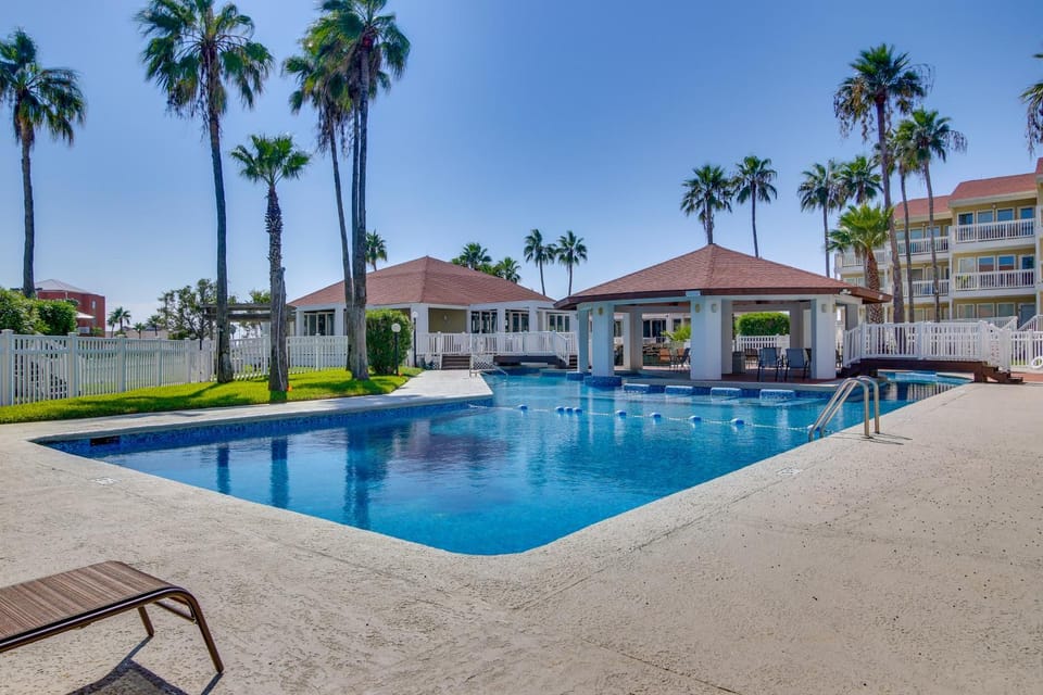 South Padre Island Condo: Walk to the Beach! House in South Padre Island