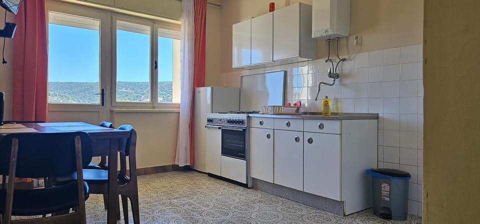 View (from property/room), Kitchen or kitchenette, Dining area