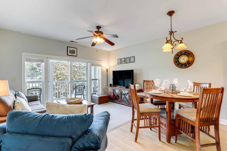 ~ 6 Mi to Ocean w/ Pool & Golf: Myrtle Beach Condo House in Carolina Forest