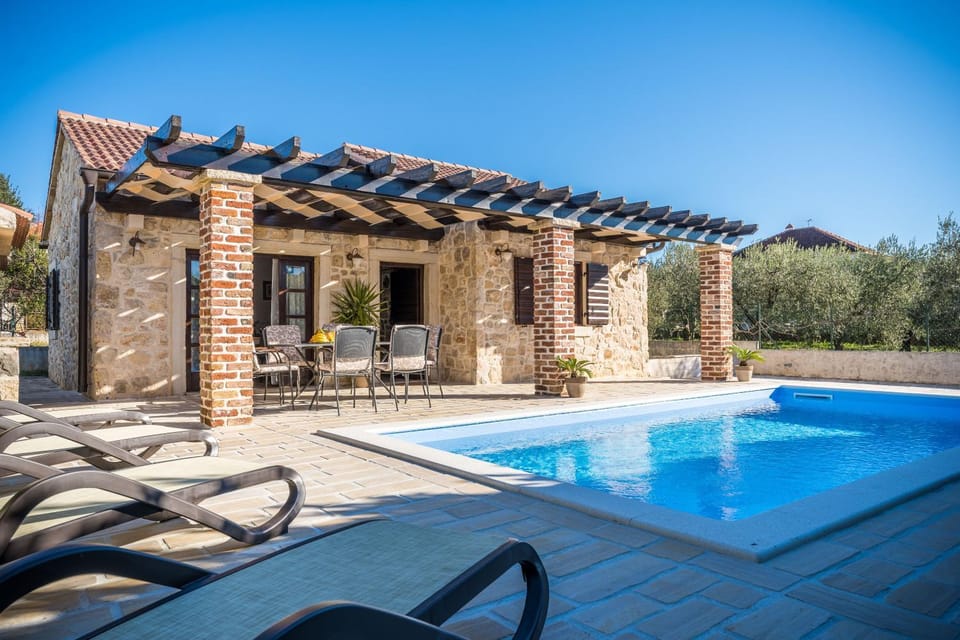 Patio, Day, Swimming pool, sunbed