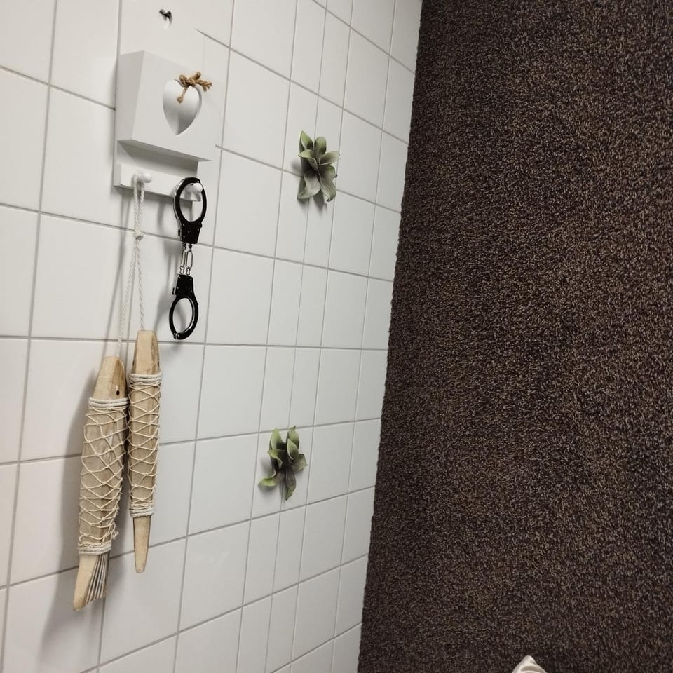 Voormalige Gevangenis Cel bij B&B Gezond aan Zee - Toegang Wellnesstuin meerprijs Bed and Breakfast in Ouddorp