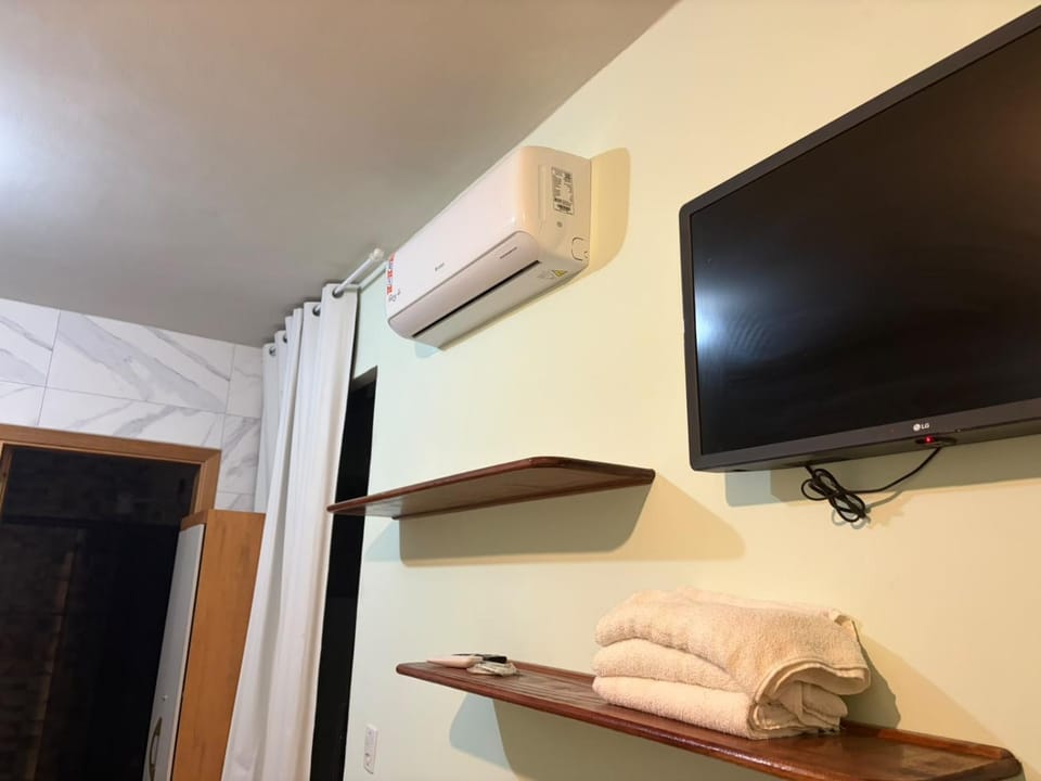 Bed, TV and multimedia, Photo of the whole room, Bedroom, towels, wardrobe, air conditioner