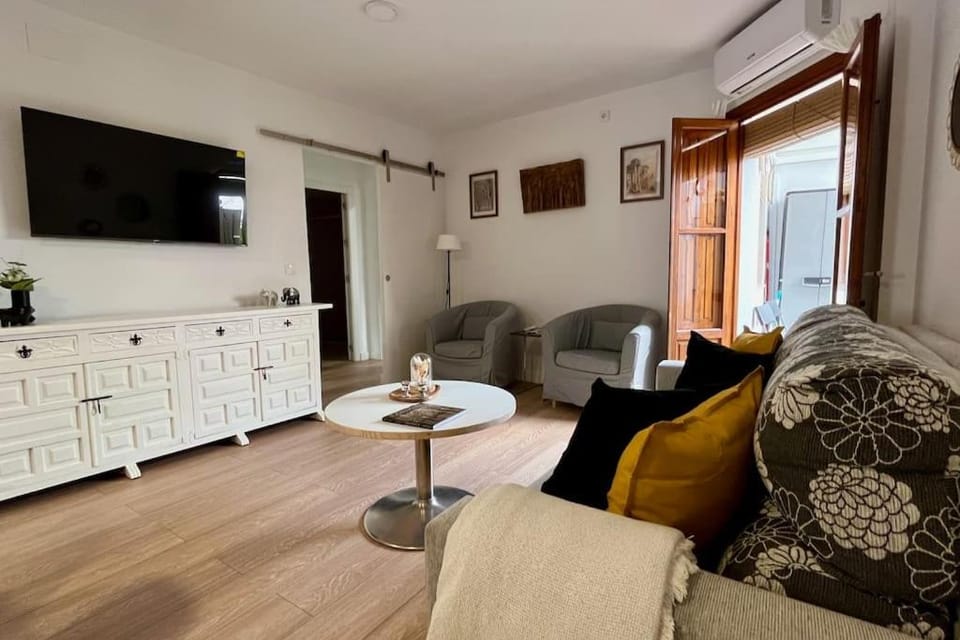 Communal lounge/ TV room, TV and multimedia, Kitchen or kitchenette, Living room, Seating area