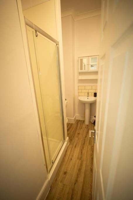 Spacious Sea-View Flat with Easy Invest Apartment in Lowestoft