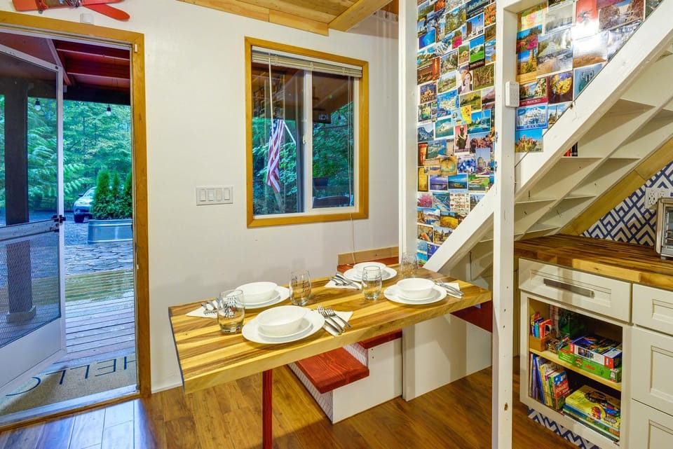 Adorable A-Frame Cabin, Steps to Lake Cushman! Cabin in Lake Cushman