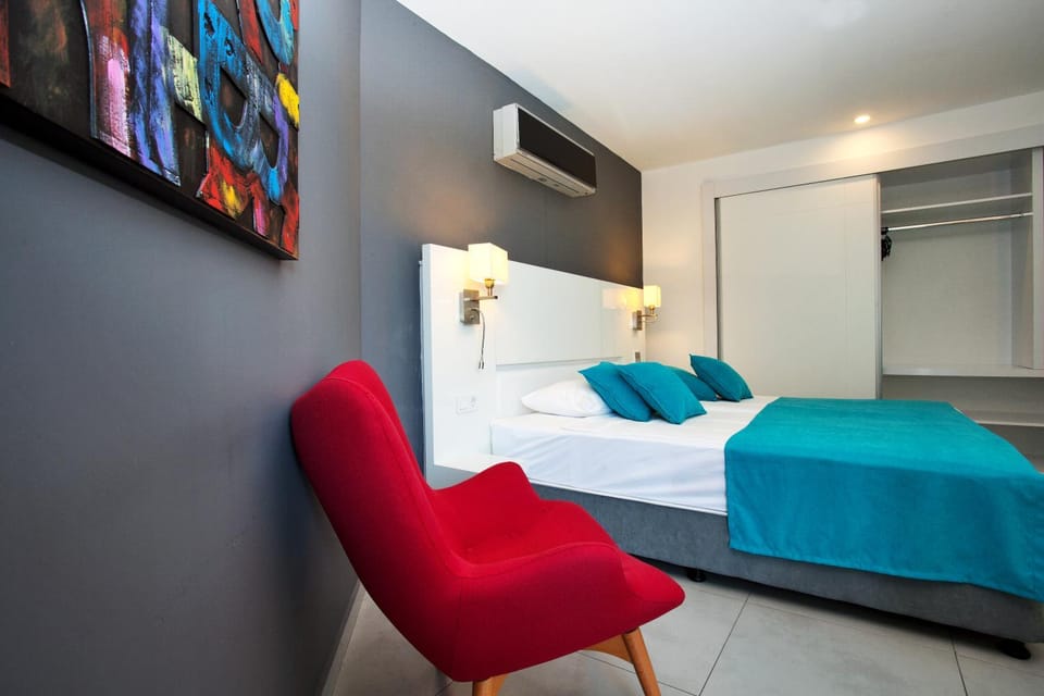 Photo of the whole room, Bedroom
