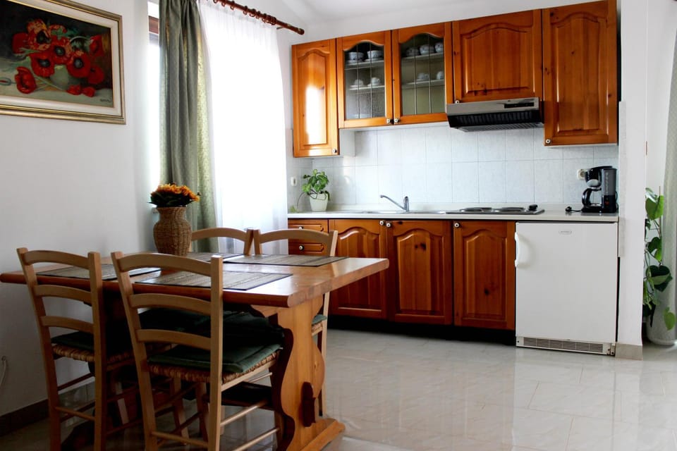 Coffee/tea facilities, Kitchen or kitchenette, Dining area