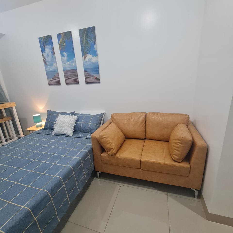 Bed, Seating area, Bedroom