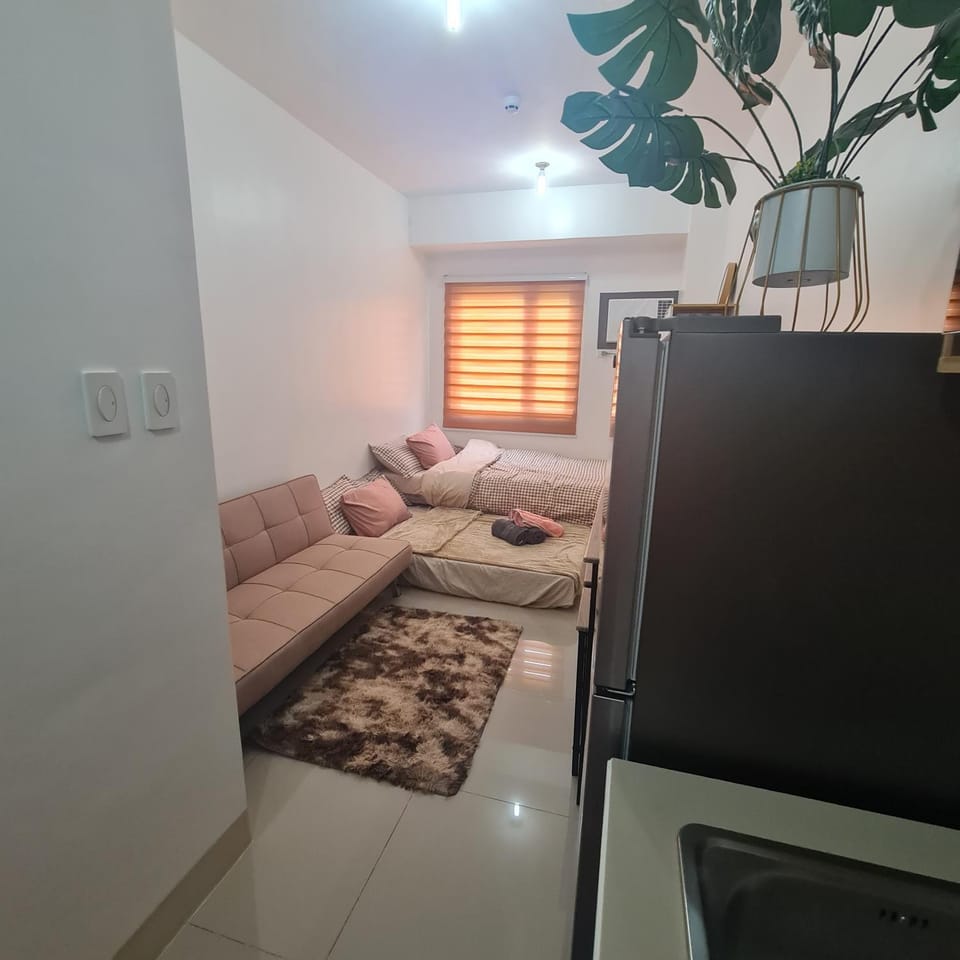 Bed, TV and multimedia, Living room, Seating area, Bedroom