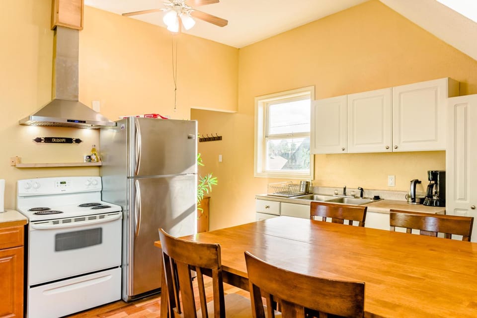 Kitchen or kitchenette, Dining area, pet friendly, stove