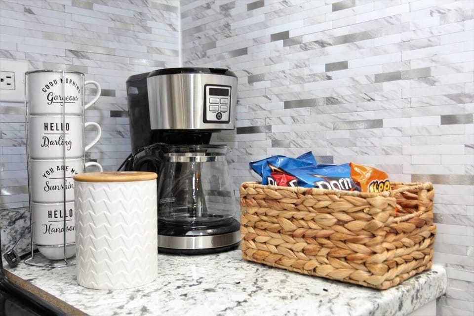 Coffee/tea facilities, Food and drinks