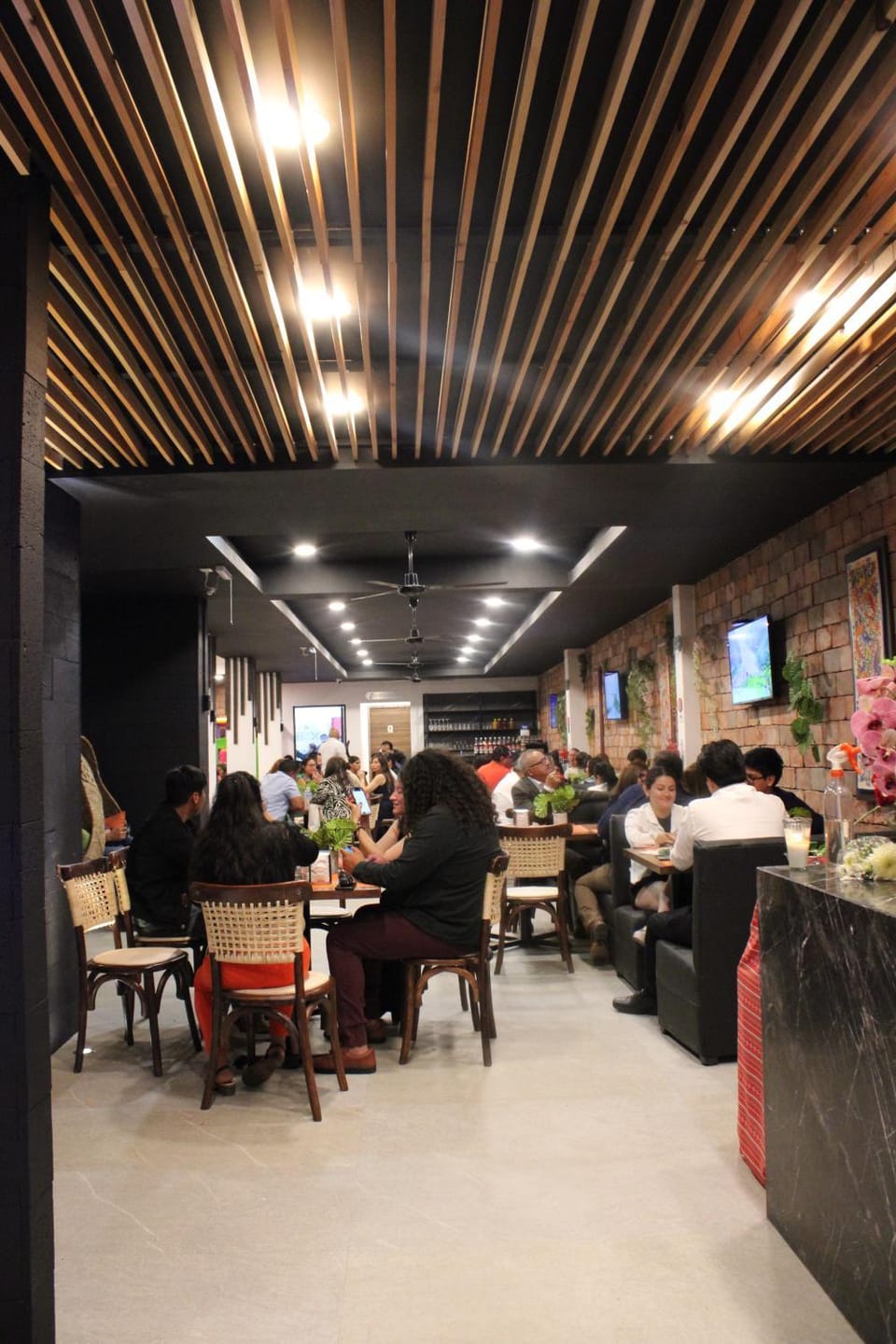 Restaurant/places to eat, Seating area, group of guests
